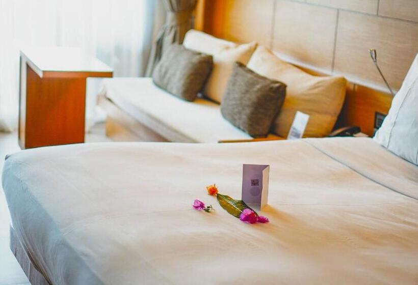 带大床的豪华间, Novotel Phuket Kata Avista Resort And Spa