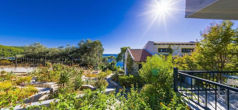 اتاق اساندارد با چشم‌انداز جانبی به دریا, Adrina Beach