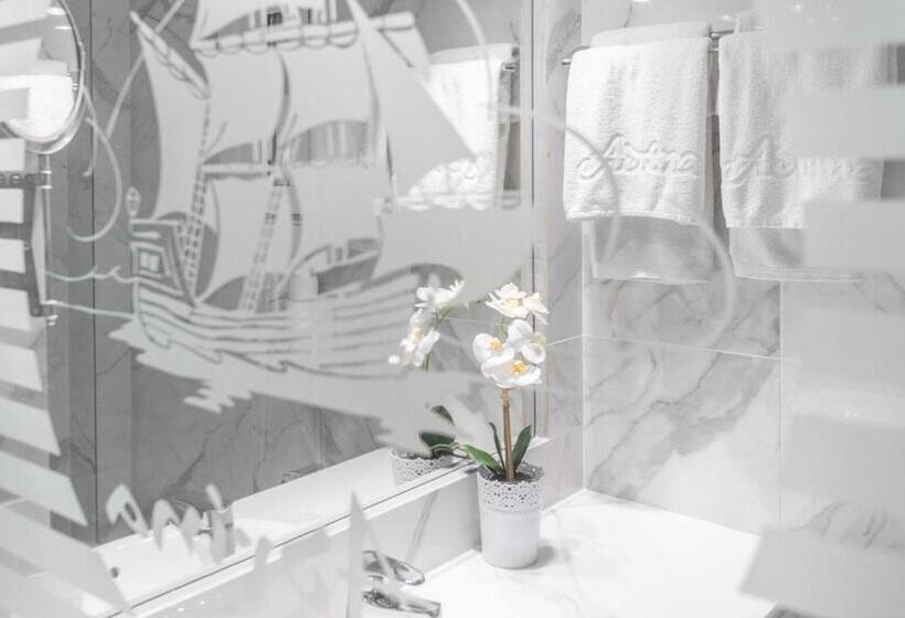 اتاق استاندارد با چشم‌انداز باغ, Adrina Beach