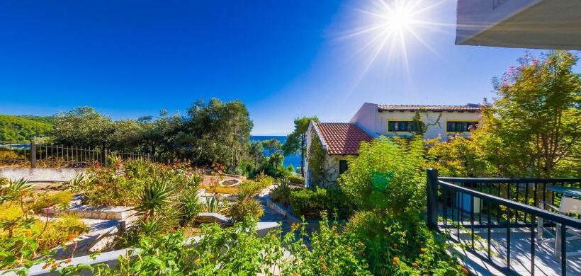 اتاق استاندارد با چشم‌انداز باغ, Adrina Beach