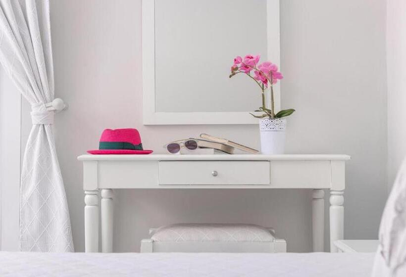 اتاق اساندارد با چشم‌انداز جانبی به دریا, Adrina Beach