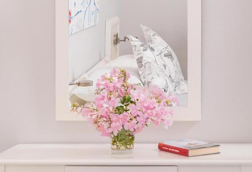 اتاق اساندارد با چشم‌انداز جانبی به دریا, Adrina Beach