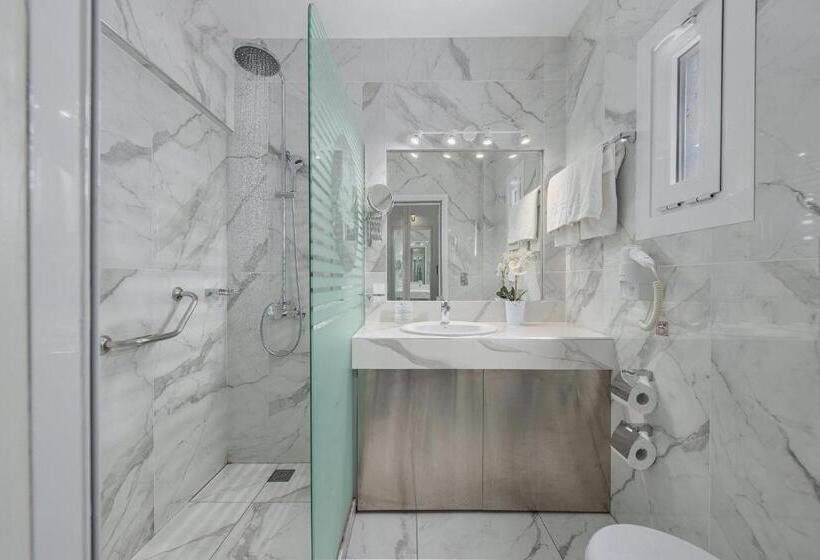 اتاق دوبلکس, Adrina Beach