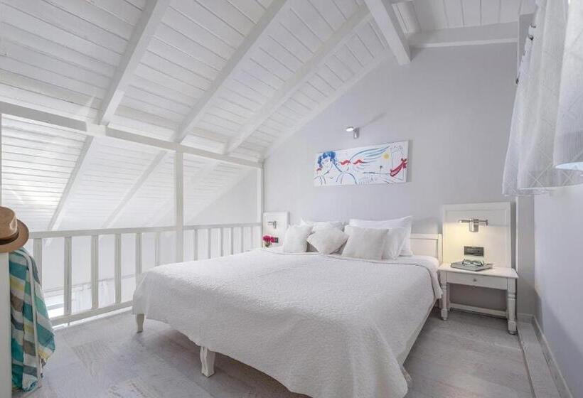 اتاق دوبلکس, Adrina Beach