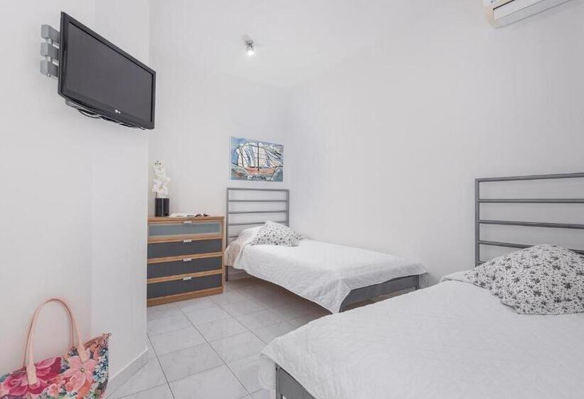 اتاق استاندارد چهار تخته با چشم‌انداز دریا, Adrina Beach