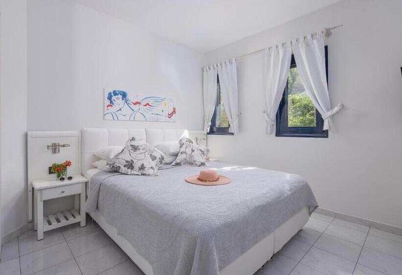 اتاق استاندارد چهار تخته با چشم‌انداز دریا, Adrina Beach