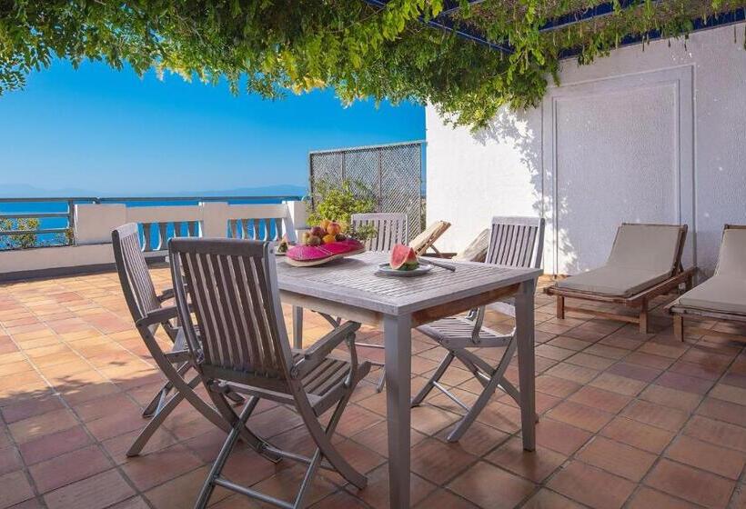 اتاق استاندارد چهار تخته با چشم‌انداز دریا, Adrina Beach