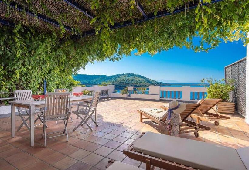 اتاق استاندارد چهار تخته با چشم‌انداز دریا, Adrina Beach