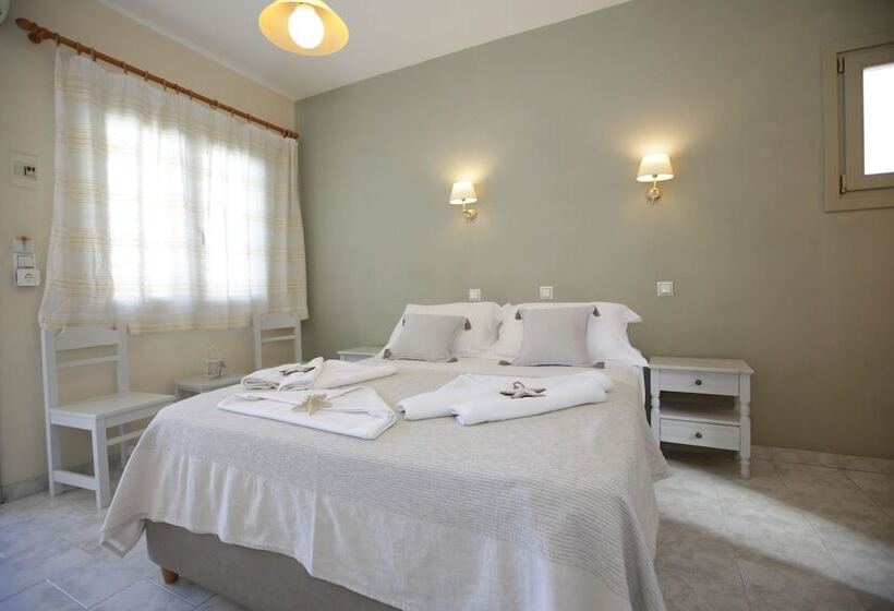 غرفة قياسية إطلالة جانبية علي البحر, Alexandra S Rooms
