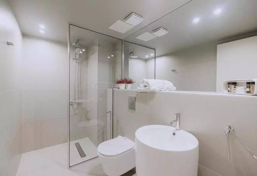 اتاق استاندارد با چشم‌انداز استخر, Flisvos Royal Hotel & Suites