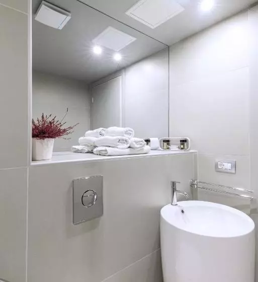اتاق استاندارد با چشم‌انداز استخر, Flisvos Royal Hotel & Suites