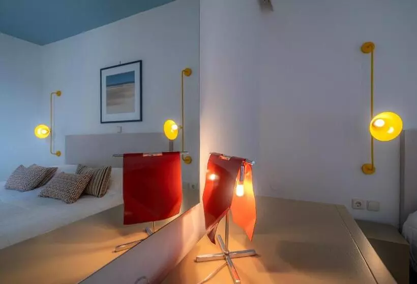 اتاق استاندارد با چشم‌انداز استخر, Flisvos Royal Hotel & Suites