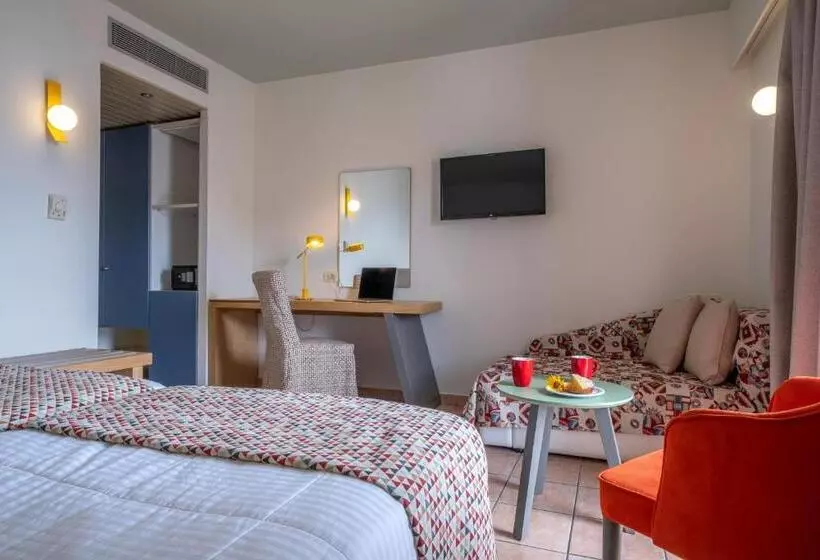 اتاق استاندارد با چشم‌انداز استخر, Flisvos Royal Hotel & Suites