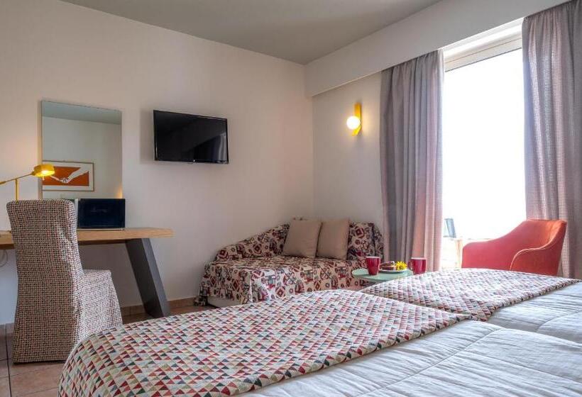 חדר סטנדרט נוף לבריכה, Flisvos Royal Hotel & Suites