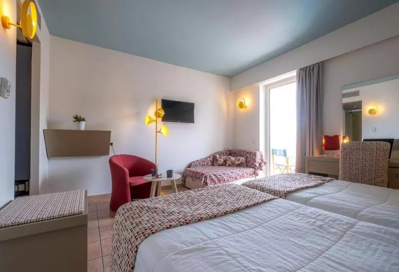 اتاق استاندارد با چشم‌انداز استخر, Flisvos Royal Hotel & Suites