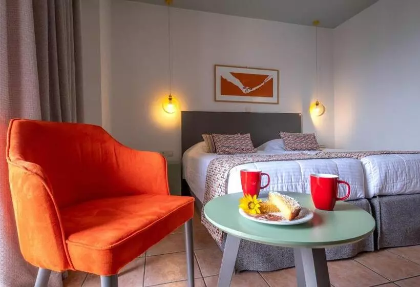 اتاق استاندارد با چشم‌انداز استخر, Flisvos Royal Hotel & Suites