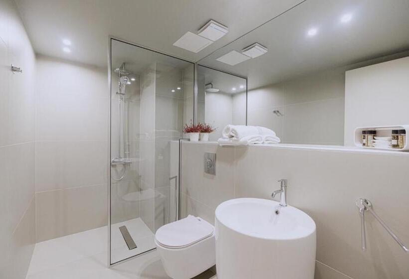 חדר סטנדרטי לשלושה עם נוף, Flisvos Royal Hotel & Suites