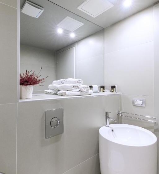 חדר סטנדרטי לשלושה עם נוף, Flisvos Royal Hotel & Suites