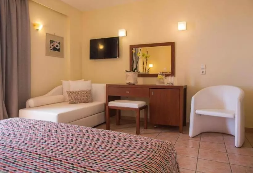 اتاق استاندارد سه تخته با چشم‌انداز, Flisvos Royal Hotel & Suites