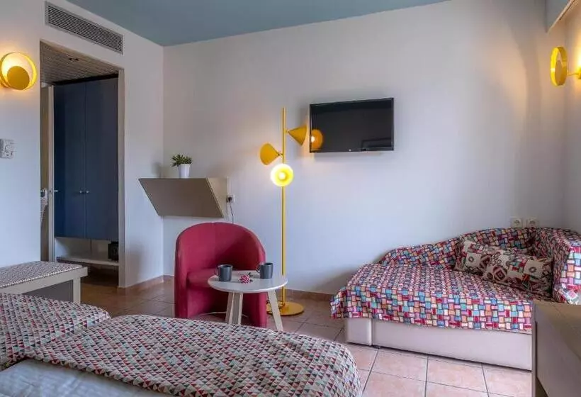 اتاق استاندارد سه تخته با چشم‌انداز, Flisvos Royal Hotel & Suites