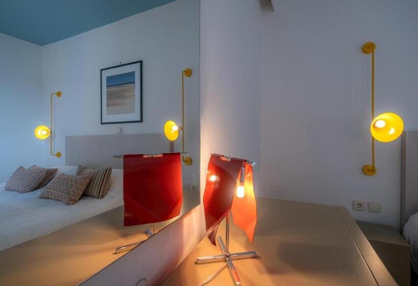 חדר סטנדרטי לשלושה עם נוף, Flisvos Royal Hotel & Suites