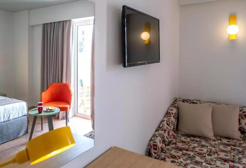 اتاق استاندارد سه تخته با چشم‌انداز, Flisvos Royal Hotel & Suites