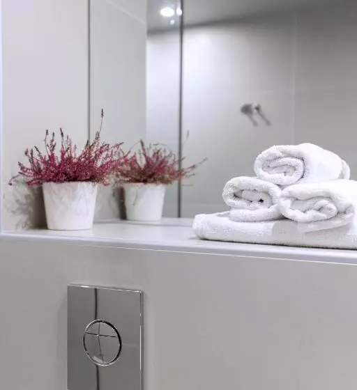 سوییت جونیور, Flisvos Royal Hotel & Suites