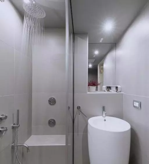 سوییت جونیور, Flisvos Royal Hotel & Suites