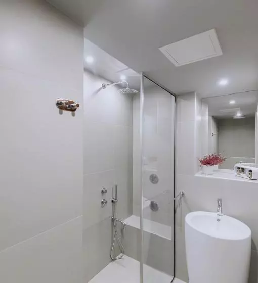 سوییت جونیور, Flisvos Royal Hotel & Suites