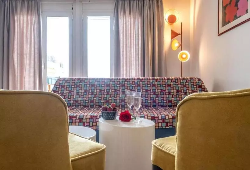 سوییت جونیور, Flisvos Royal Hotel & Suites