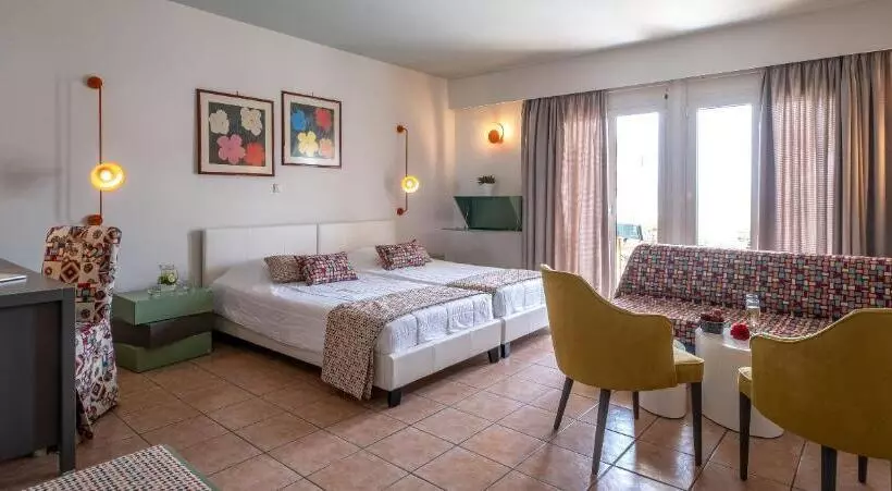 سوییت جونیور, Flisvos Royal Hotel & Suites