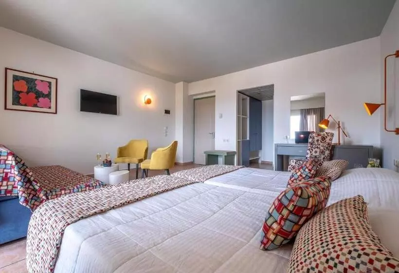 سوییت جونیور, Flisvos Royal Hotel & Suites