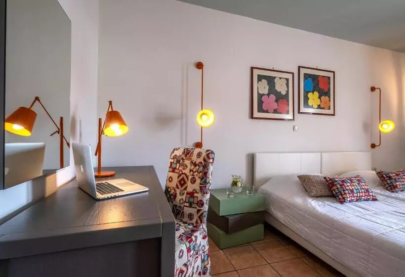 سوییت جونیور, Flisvos Royal Hotel & Suites