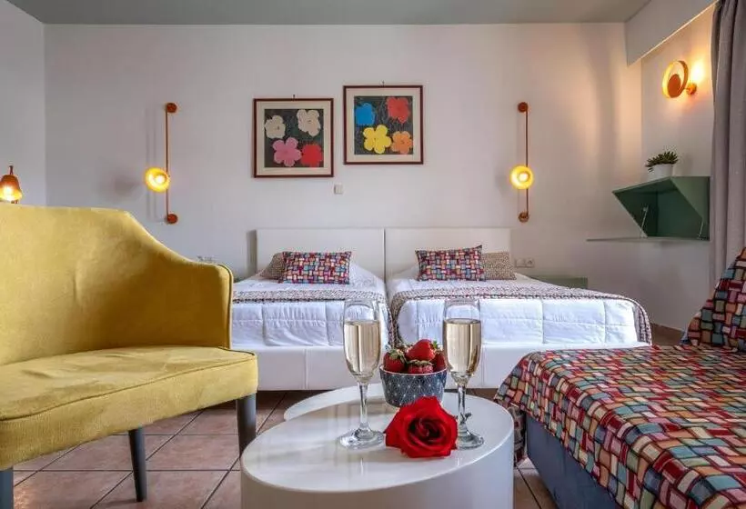 سوییت جونیور, Flisvos Royal Hotel & Suites