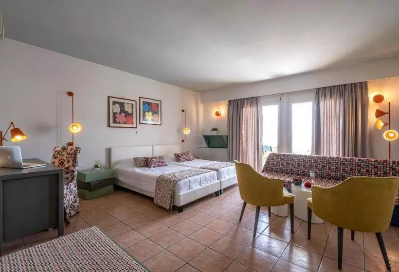 سوییت جونیور, Flisvos Royal Hotel & Suites