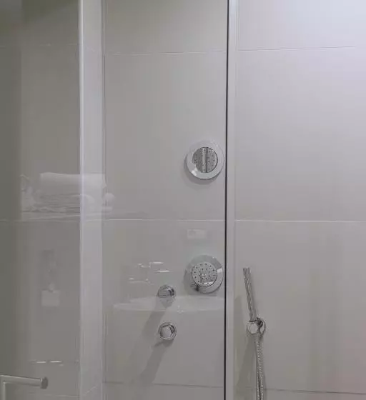 سوییت خانوادگی, Flisvos Royal Hotel & Suites