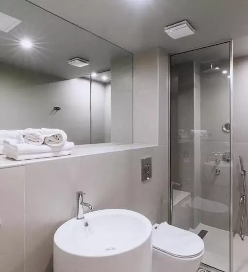 سوییت خانوادگی, Flisvos Royal Hotel & Suites