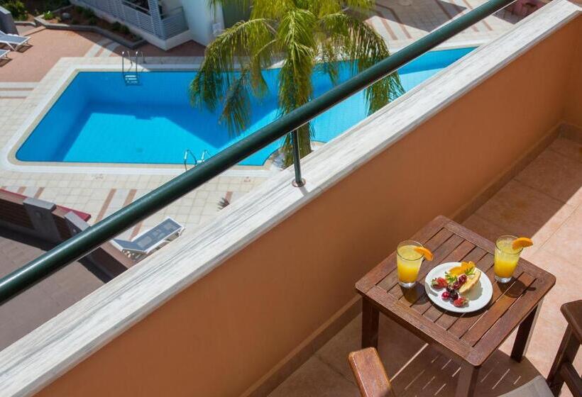 סוויטה משפחתית, Flisvos Royal Hotel & Suites