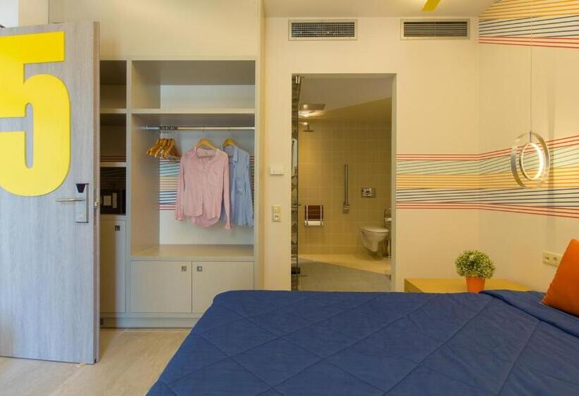 חדר סטנדרט מותאם לאדם עם מוגבלויות, Flisvos Royal Hotel & Suites