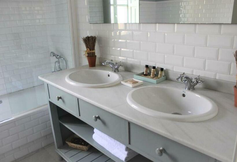 Номер Deluxe, Moli Canyisset