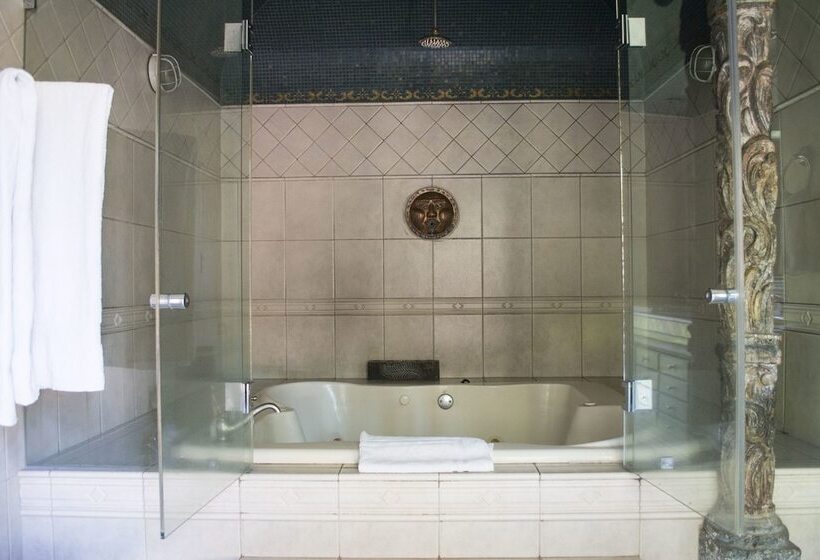 سوییت لوکس, Posada De Los Leones