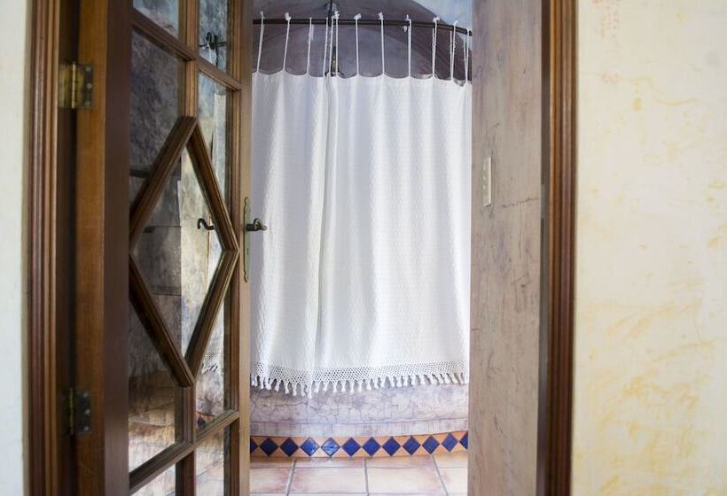 سوییت, Posada De Los Leones