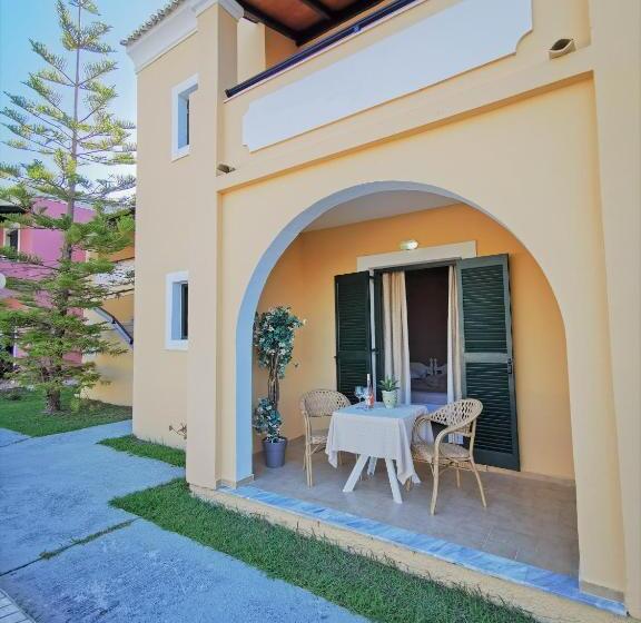 Семейный Номер, Sellas