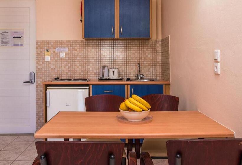 패밀리 룸, Macedonia