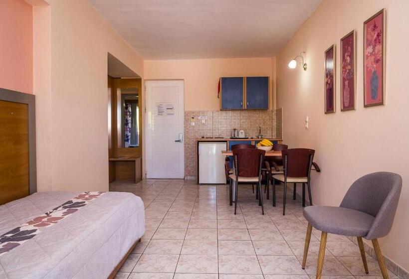 패밀리 룸, Macedonia