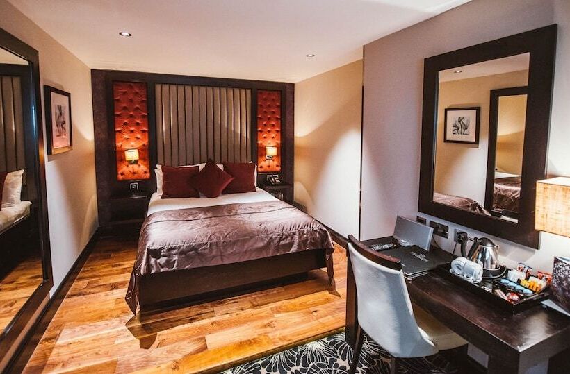 חדר משפחתי, The Torrance Hotel