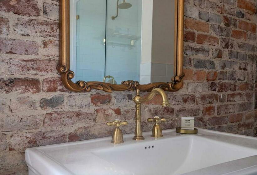 غرفة قياسية سرير كينج, National Exchange