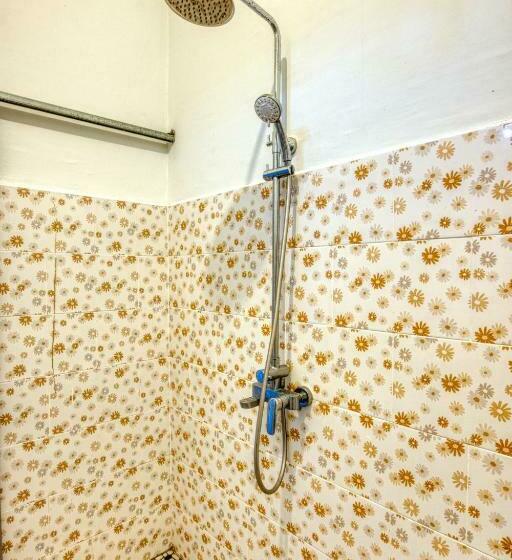 חדר אקונומי, L Degus Hostel