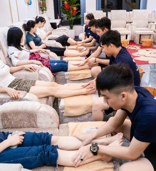 اتاق لوکس با چشمانداز دریا, Camellia Tuan Chau