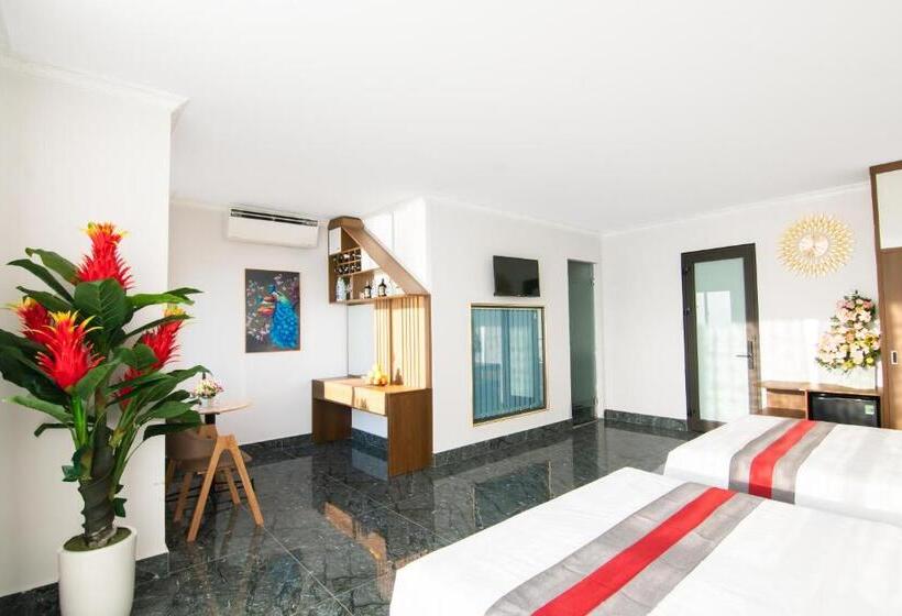 اتاق لوکس با چشمانداز دریا, Camellia Tuan Chau